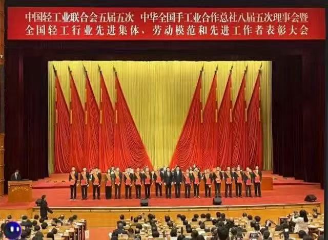 蒙娜麗莎集團(tuán)獲中國(guó)輕工業(yè)聯(lián)合會(huì)三項(xiàng)大獎(jiǎng)